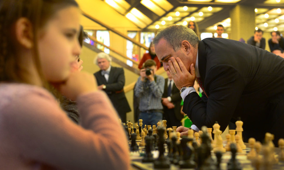 Garis Kasparovas susirėmė su aštuoniais jaunaisiais Lietuvos šachmatininkais