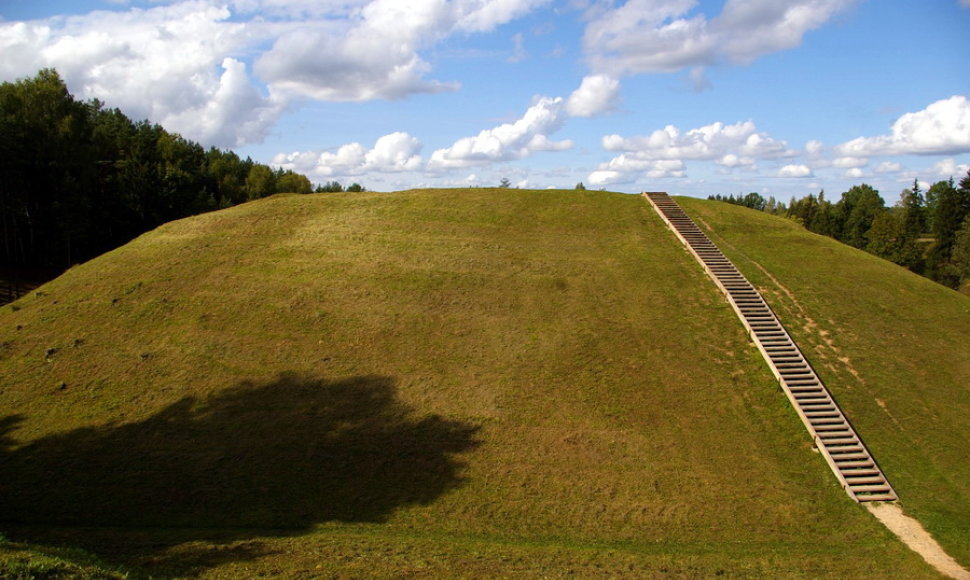 Šeimyniškėlių piliakalnis - viena iš 15 spėjamų Vorutos pilies vietų