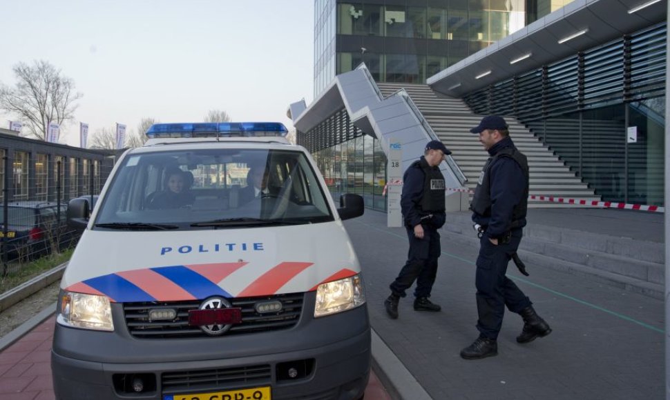 Ties švietimo įstaigomis budi nyderlandų policija.
