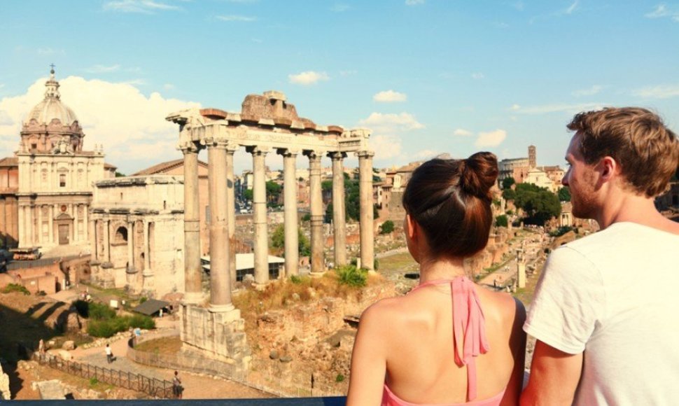 Turistai žiūri į Romos forumą