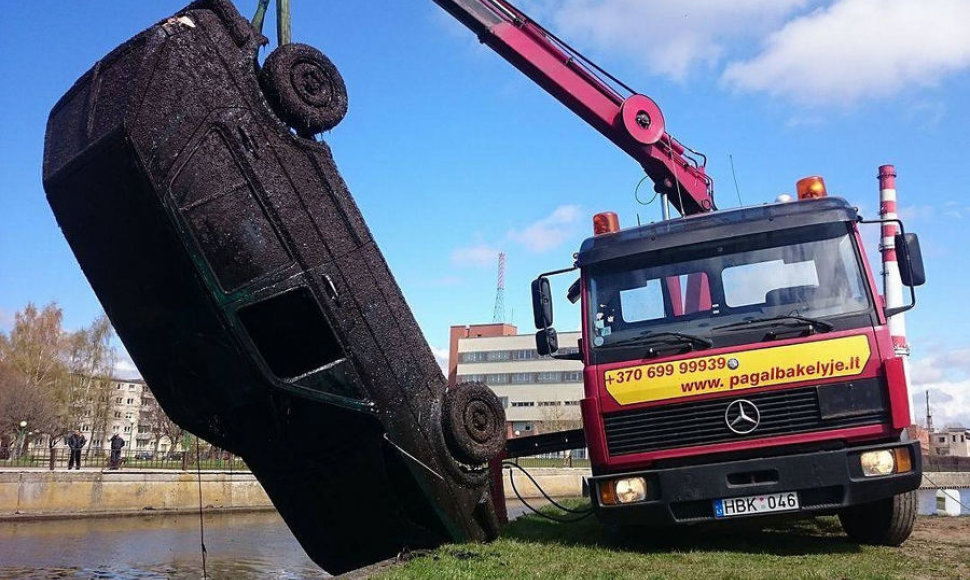 Praėjusiais metais per akciją „Darom“ iš Danės upės dugno ištrauktas automobilis nustebino net narus.