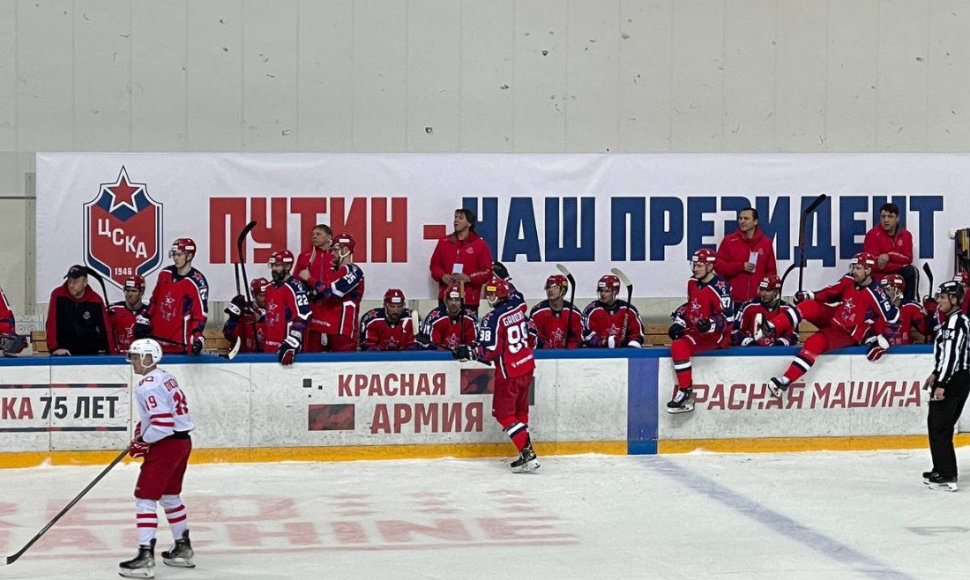 Prasidėjus karui per Maskvos CSKA ledo ritulio rungtynes buvo padėtas toks plakatas: „Putinas – mūsų prezidentas“.