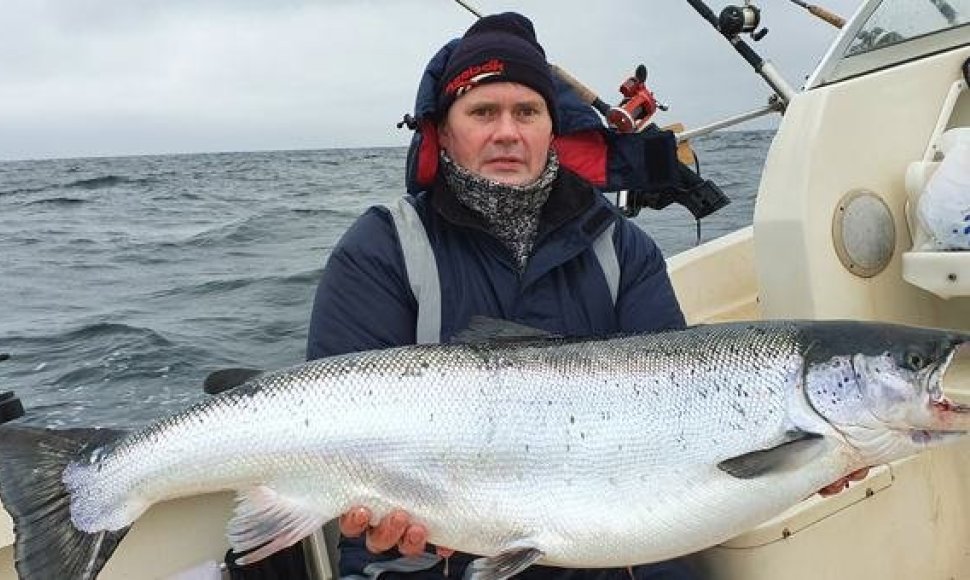 Andrej Fokin ir jo Baltijos jūroje sugauta 15 kg lašiša