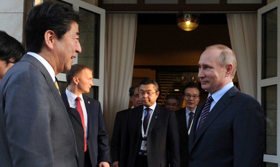 Shinzo Abe ir Vladimiras Putinas 