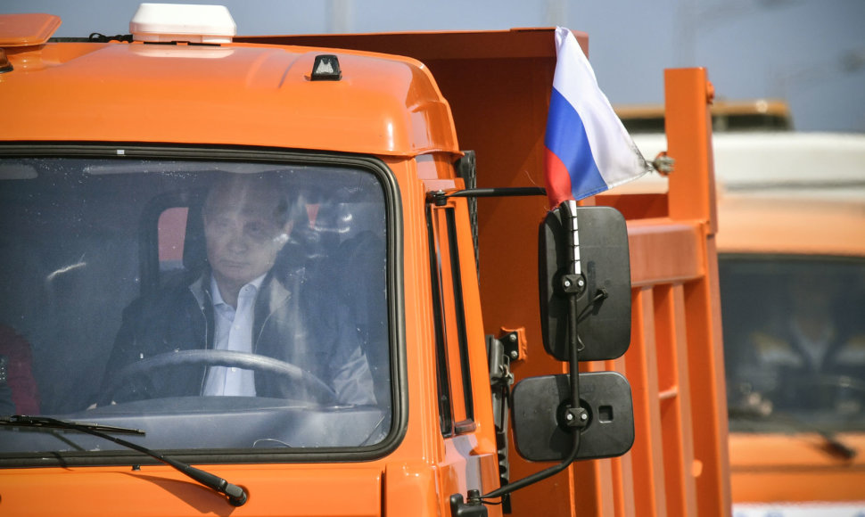 Putinas sunkvežimiu pervažiavo naujuoju tiltu į aneksuotą Krymą