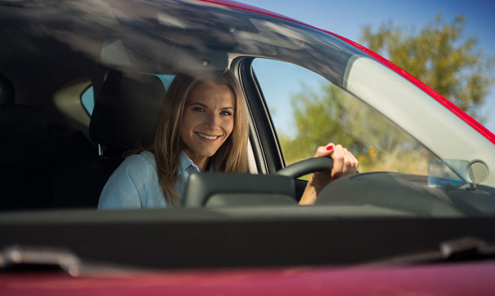 Airinė Palšytė ir jos „Mazda CX-5“.