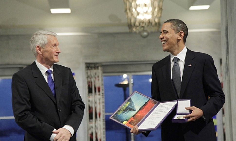 Barackas Obama atsiėmė Nobelio taikos premiją iš Norvegijos Nobelio komiteto komiteto pirmininko Thorbjoerno Jaglando rankų.