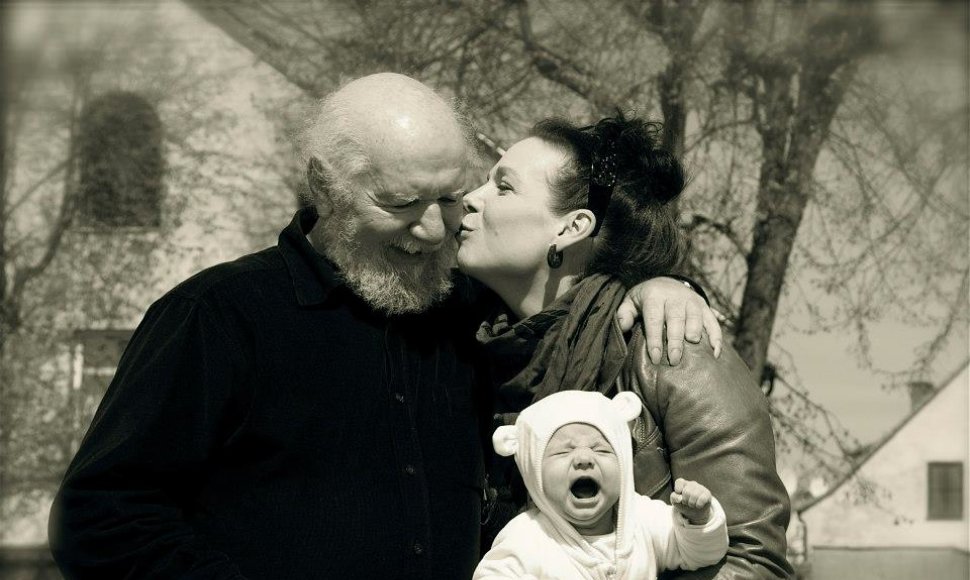 "Iš meilės tėčiui" parodoje eksponuojama ir aktoriaus Vytauto Paukštės bei jo dukters Ados ir vaikaičio fotografija. 
