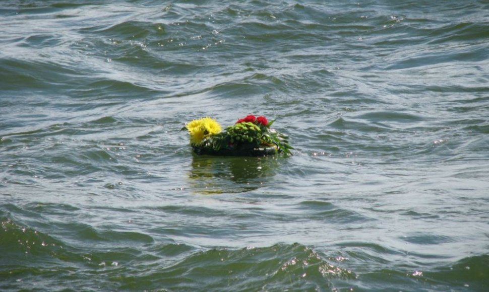 Gėlių vainikais pagerbti jūrininkai, išėję ir negrįžę. 