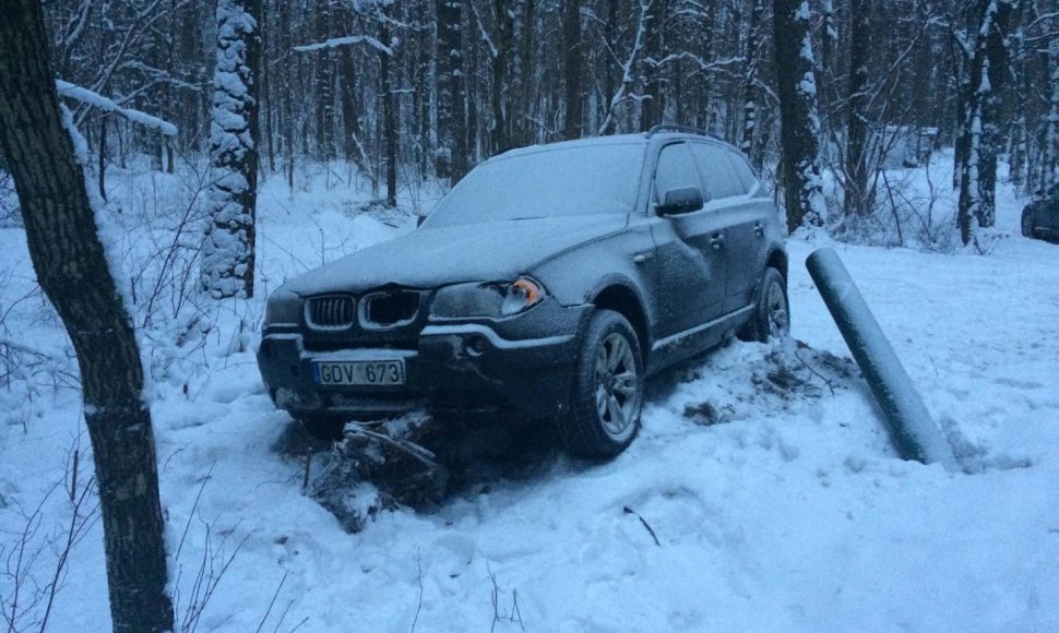 Nuo kelio nulėkęs BMW