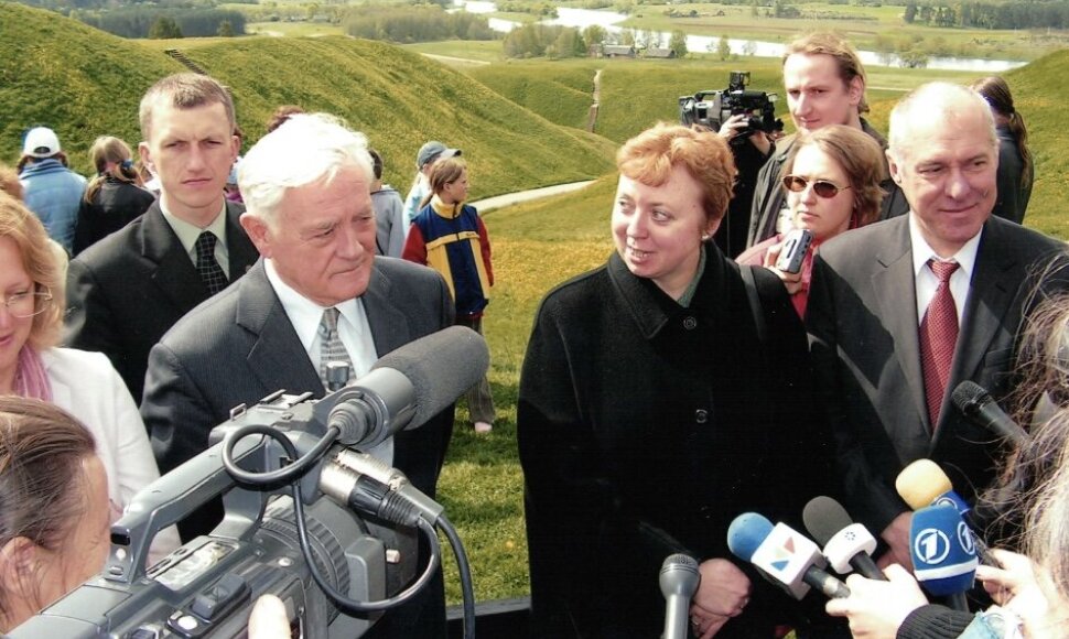 Oficialaus sertifikato, liudijančio Kernavės archeologinės vietovės įtraukimą į UNESCO paveldo sąrašą, įteikimo ceremonija
