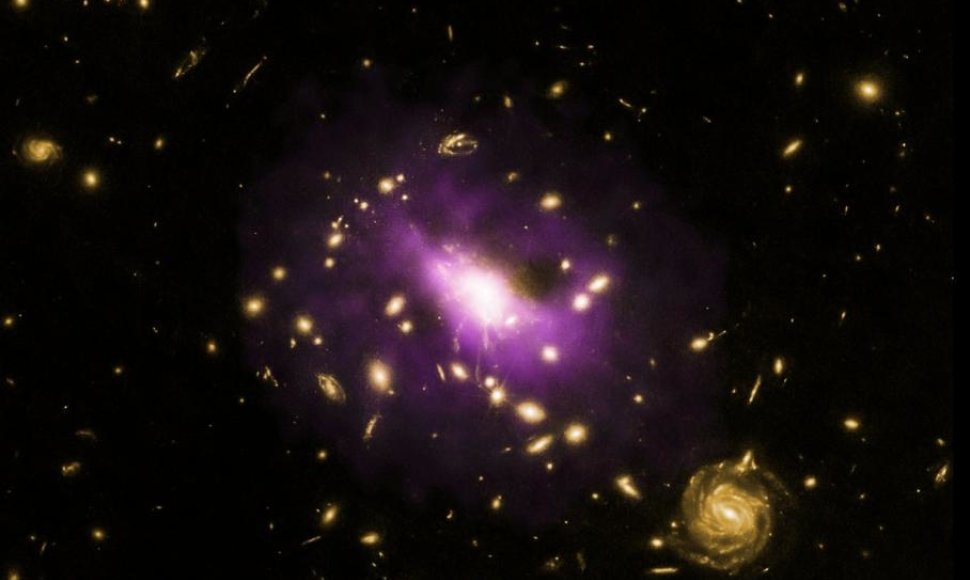 Užfiksuota hipermasyvi juodoji skylė - galingiausias objektas Visatoje