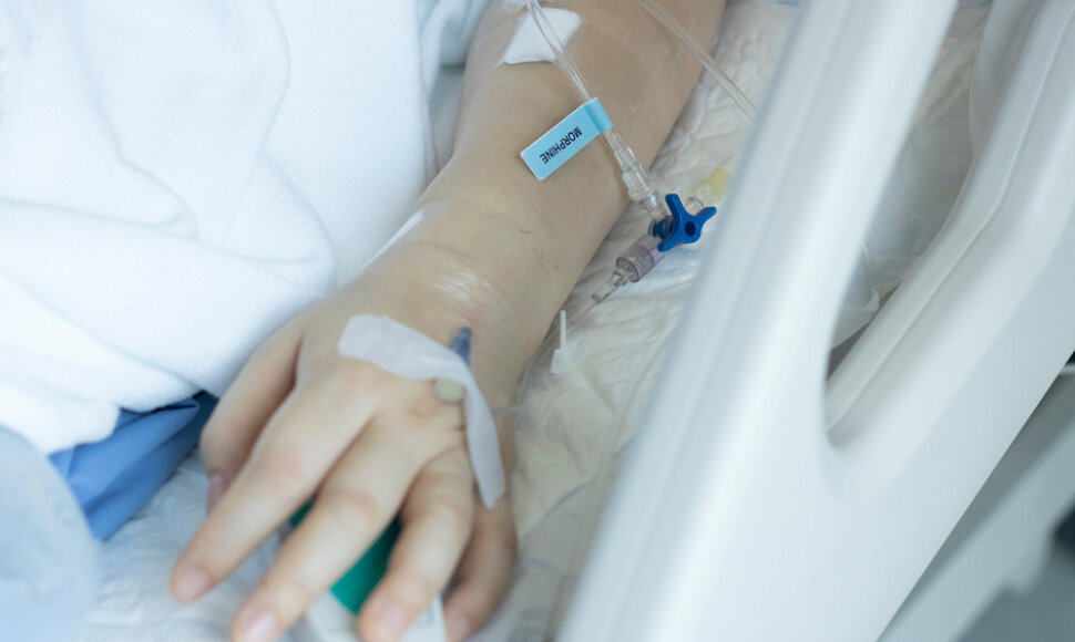 Onkologinis ligonis, kuriam leidžiamas skausmą mažinantis vaistas