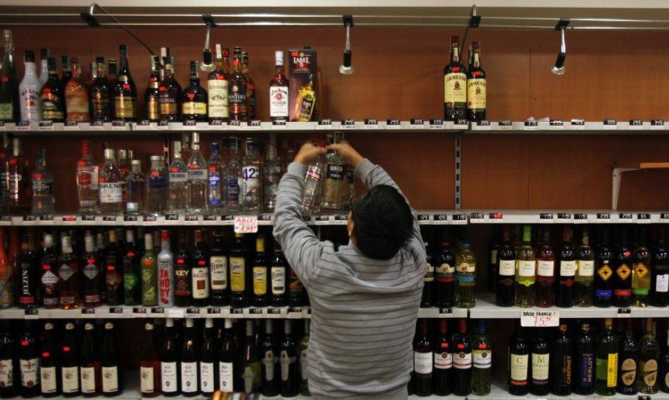 Stiprūs alkoholiniai gėrimai išimami iš lentynų Čekijoje