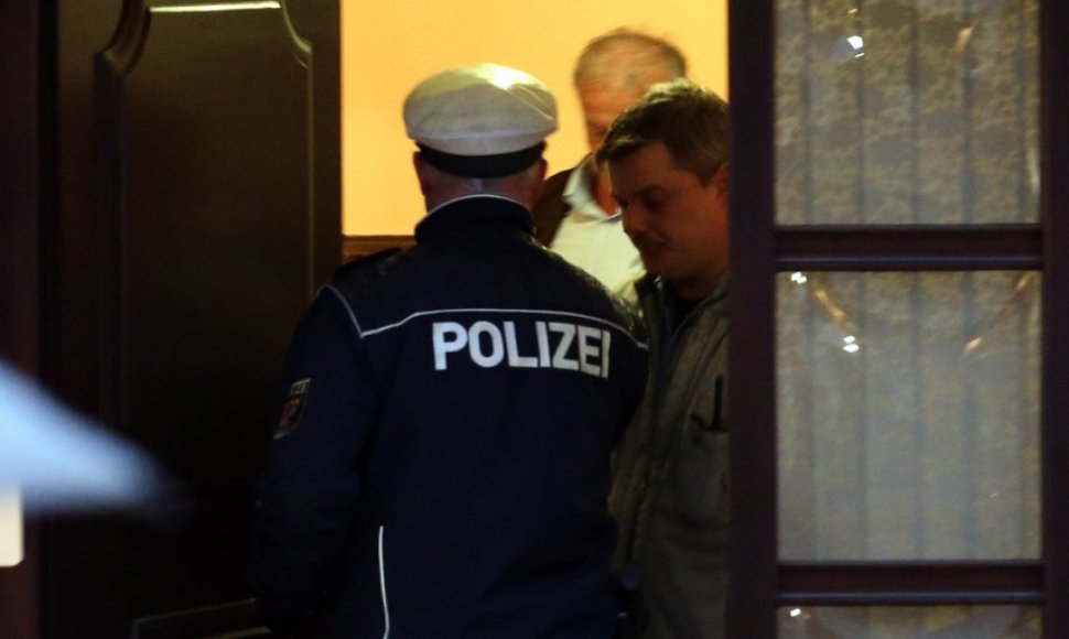 Vokietijos policija neša daiktus iš Andreaso Lubitzo namo.