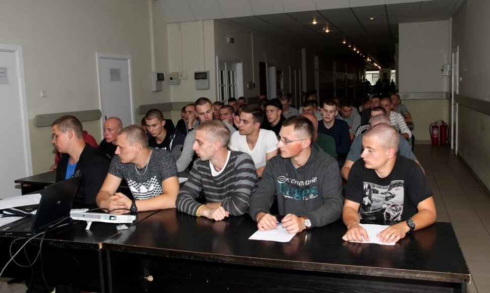 Rukloje tarnybą pradėjo 153 &scaron;auktiniai kariai