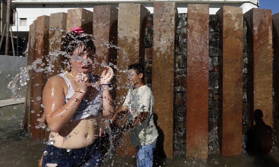 Buenos Airėse žmonės atgaivos ieško miesto fontanuose
