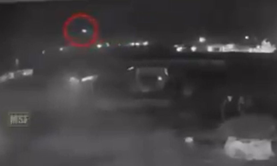 Paskelbtame naujame įraše matyti, kaip į Ukrainos lėktuvą pataiko dvi Irano raketos