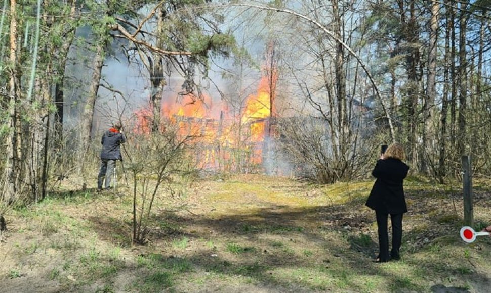 Vilniuje, Valakupiuose, Lizdeikos g. 5 dega medinis negyvenamas namas