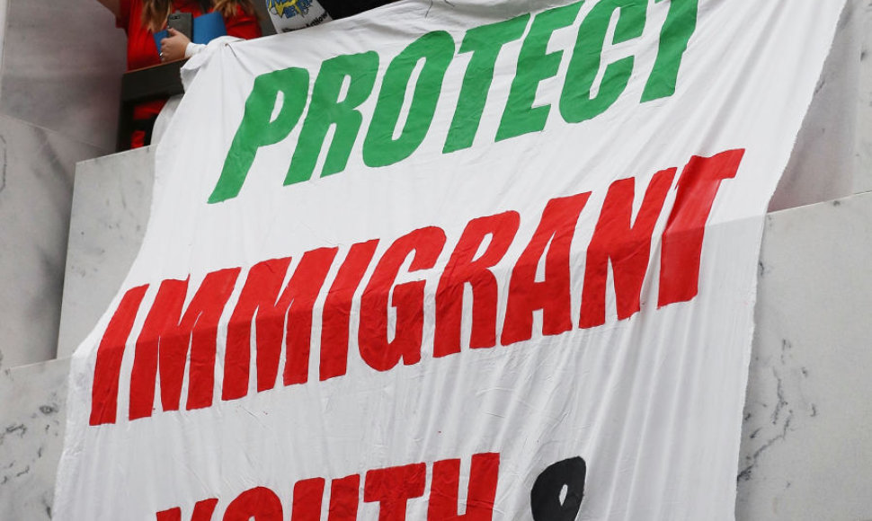 Plakatas skelbia „Apginkite imigrantų jaunimą“