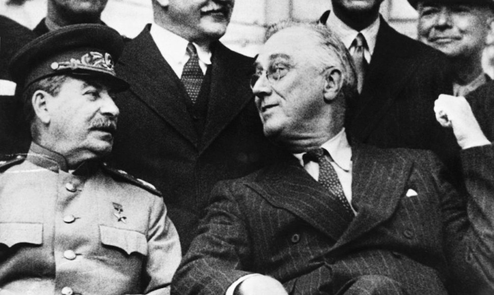 J.Stalinas ir F.D.Ruzveltas bendrauja Teherano konferencijoje 1943 m.