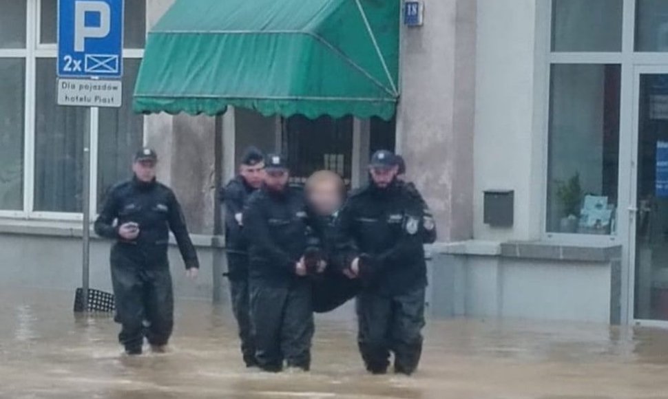 Potvynių apimtoje teritorijoje Lenkijos policija sulaikė plėšiką