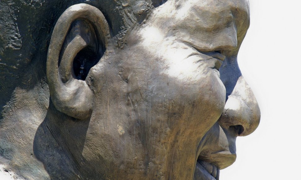 Kiškis Nelsono Mandelos statulos ausyje