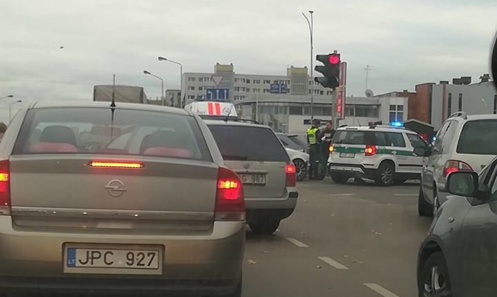Kaune susidūrė ugniagesio vairuojamas „Lexus“ ir „VW Golf“