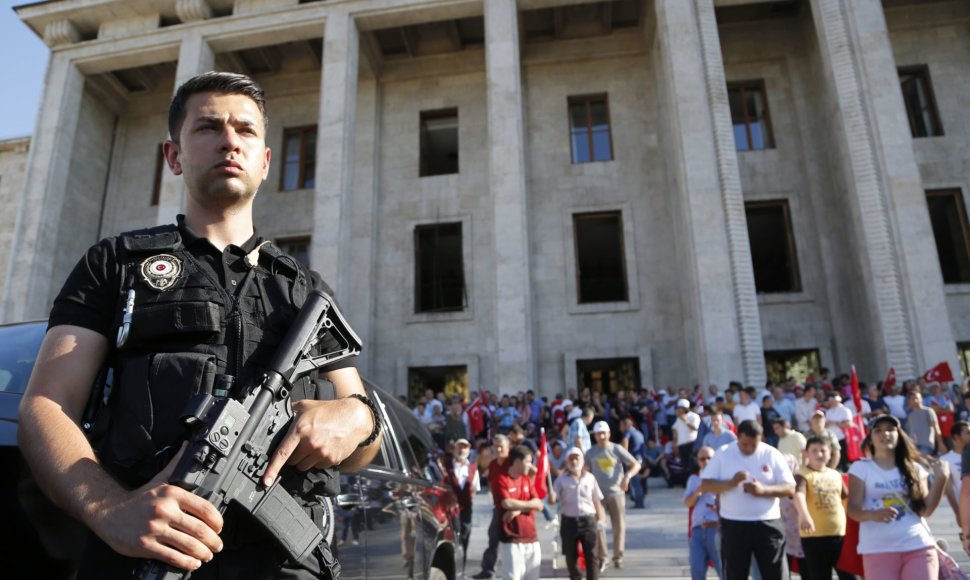 Turkų karys prie parlamento pastato