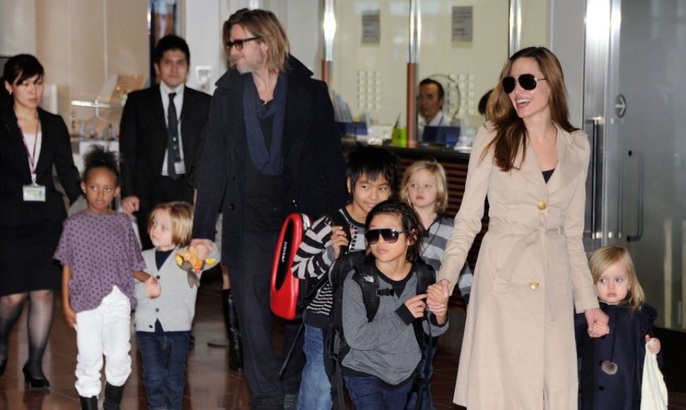 Bradas Pittas ir Angelina Jolie su vaikais