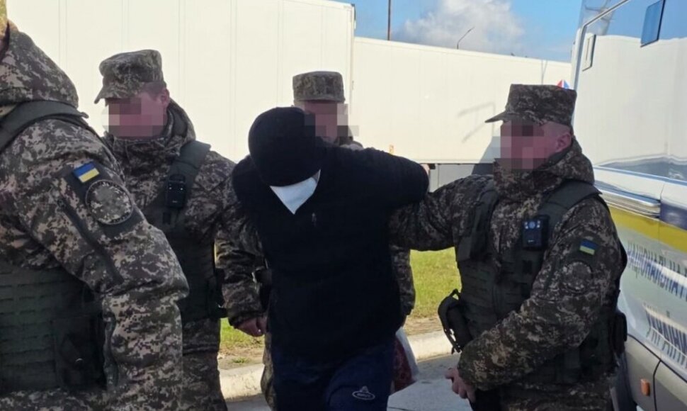 Lietuvai perduotas karo nusikaltimais Ukrainoje įtariamas rusų jūrų pėstininkas / Ukrainos prokuratūros nuotr.