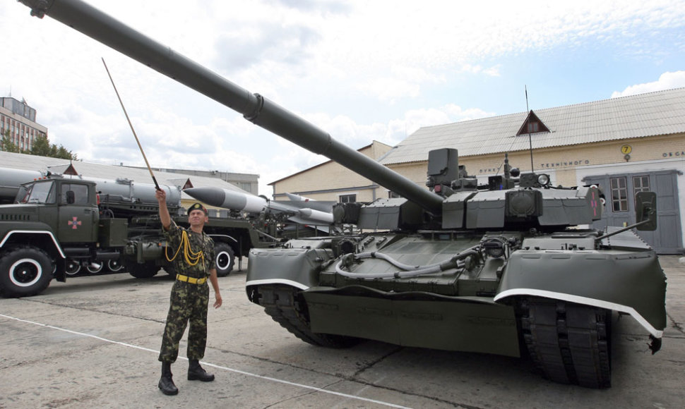 Ukrainiečių karys prie tanko „Oplot“