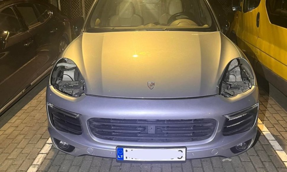 Palangoje vagys paliko „Porsche“ be lempų