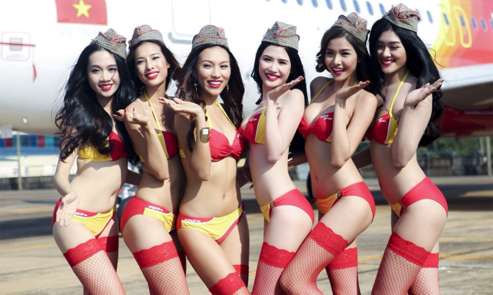 Seksualiais bikiniais apsirengusios „VietJet Air“ skrydžių palydovės