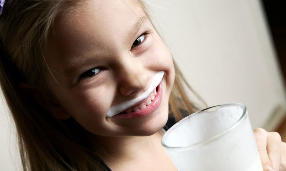 Mergaitė geria pieną