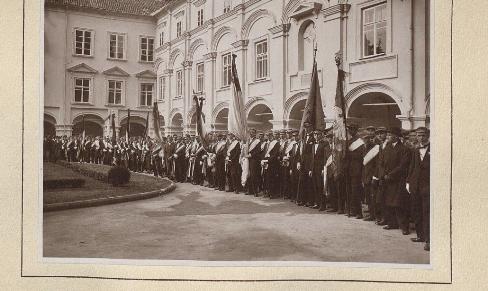 Stepono Batoro universiteto korporacijos Didžiajame (Skargos) kieme 1929 m. 