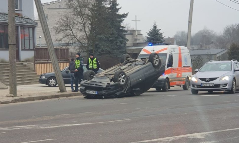 Vilniuje „Peugeot“ rėžėsi į stulpą ir apvirto
