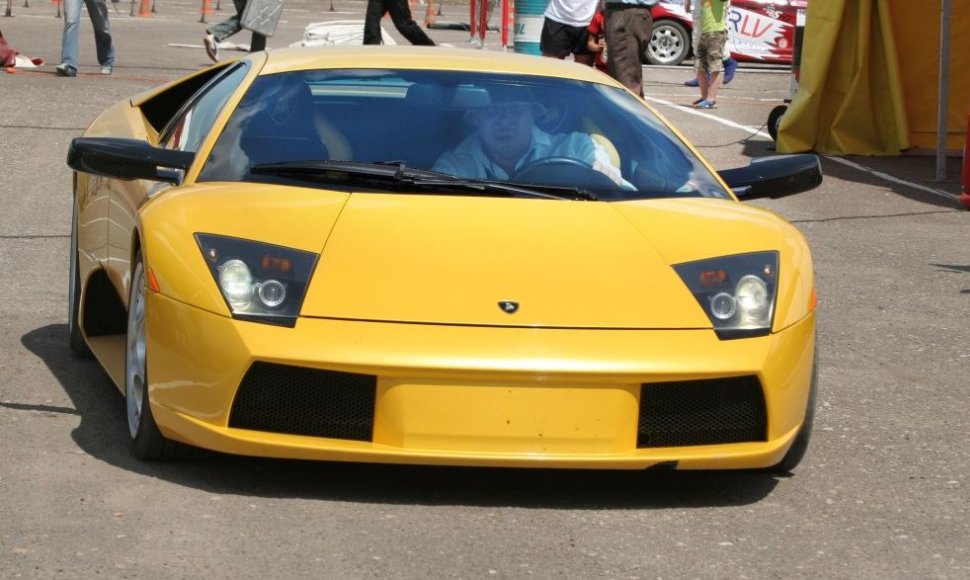 Tautvydas Barštys prie „Lamborghini Murcielago“ vairo 2006-aisiais