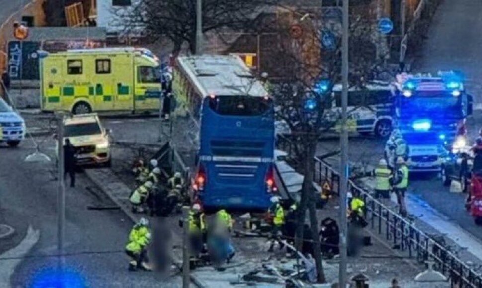 Stokholme autobusui įsirėžė į stotelę