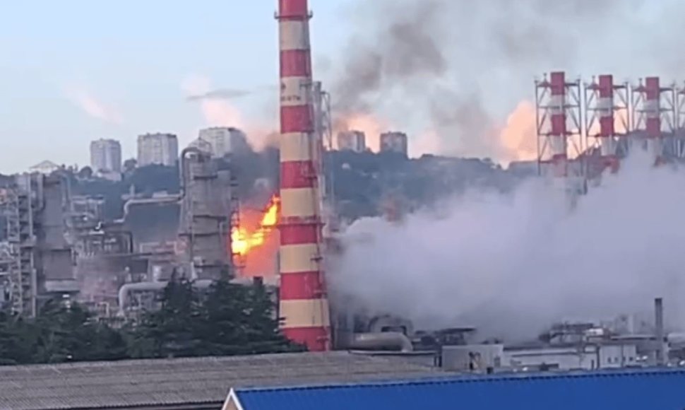 Gaisras Rusijos naftos perdirbimo gamykloje