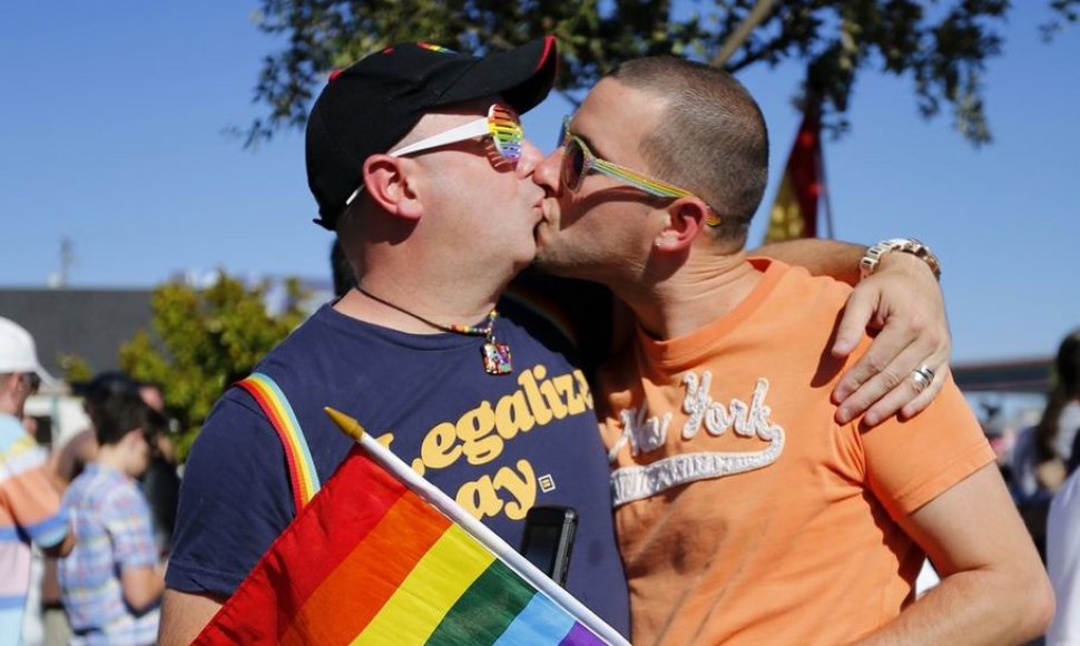 Kalifornijoje atmestas reikalavimas uždrausti tos pačios lyties asmenų santuokas.