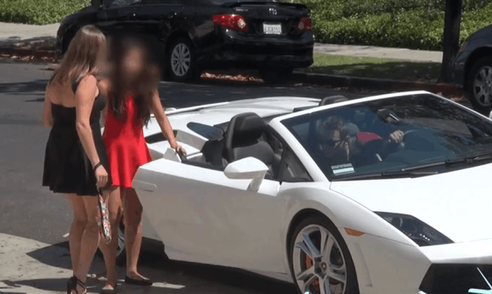 „Lamborghini“ vairuojančiam nepažįstamajam neatsispiria beveik visos moterys