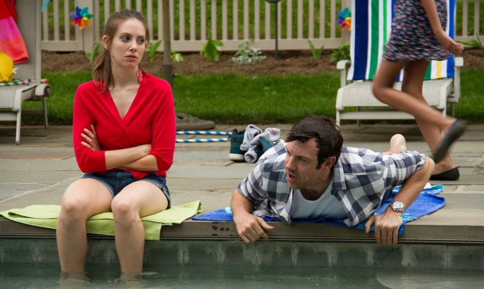 Jasonas Sudeikis ir Alison Brie komedijoje „Dėl visko kaltas seksas“