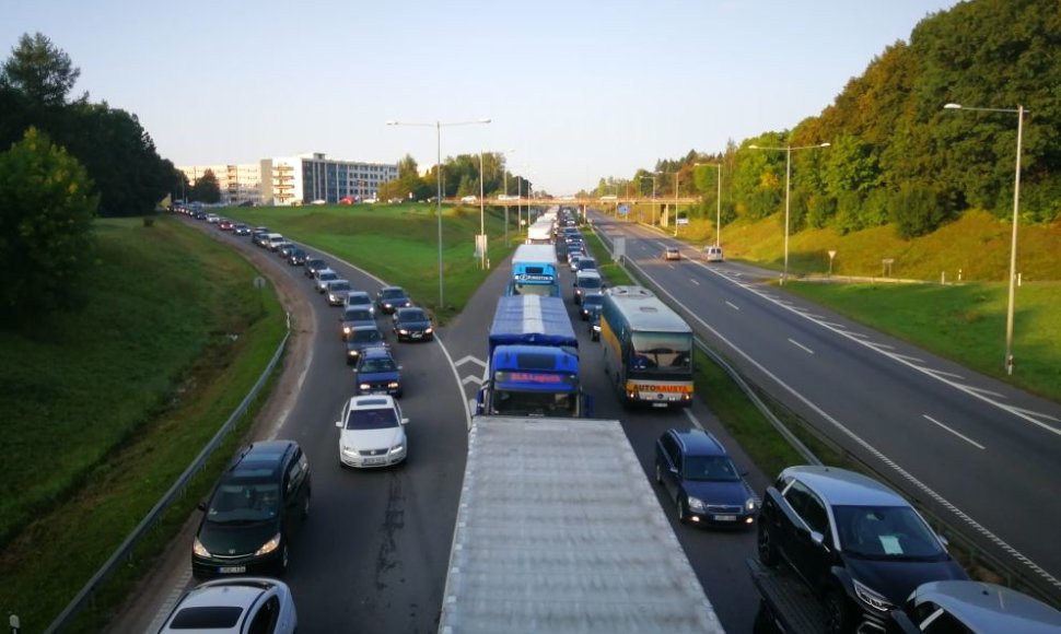 Kaune dėl remontuojamo tilto nusidriekia automobilių spūstys