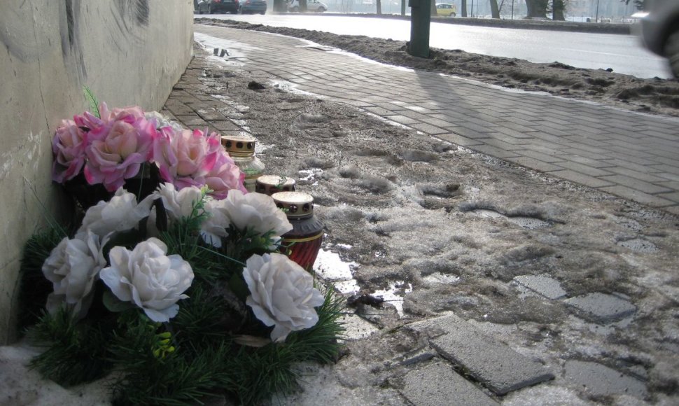 Gegužę tragiškai pasibaigusią avariją Klaipėdos Pilies gatvėje iki šiol primena gedulo gėlės ir žvakutės. 