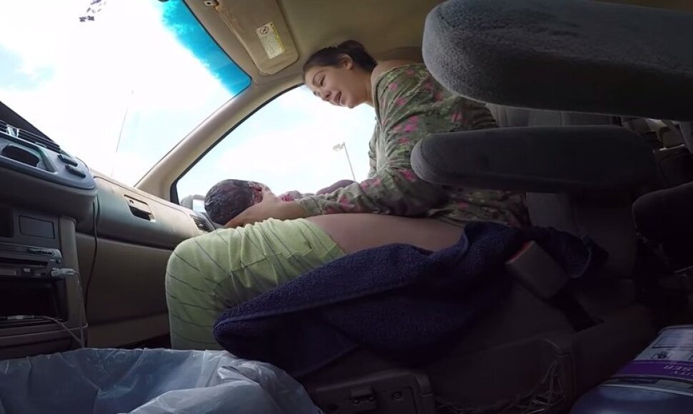 Vyras nufilmavo, kaip jo žmona pagimdė tiesiog automobilyje
