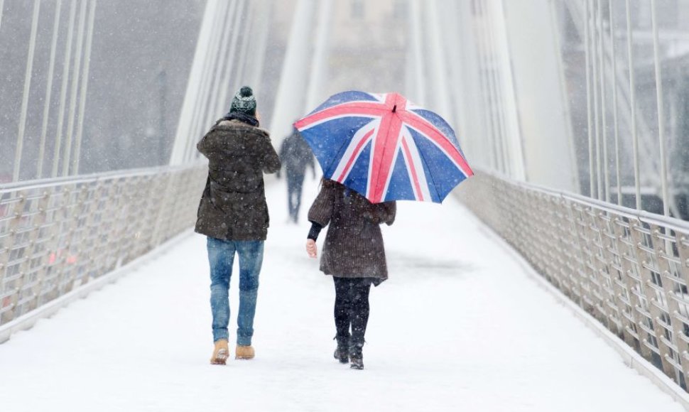 Didžiojoje Britanijoje gausus sniegas sutrikdė gyvenimą
