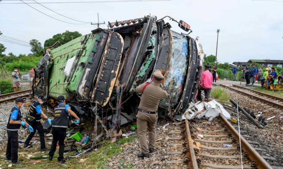 Autobuso ir traukinio susidūrimas Tailande