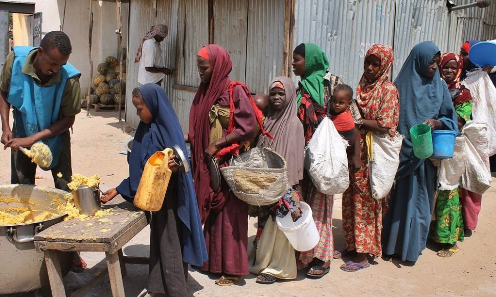 Somalyje moterys su vaikais stovi eilėje prie maisto.