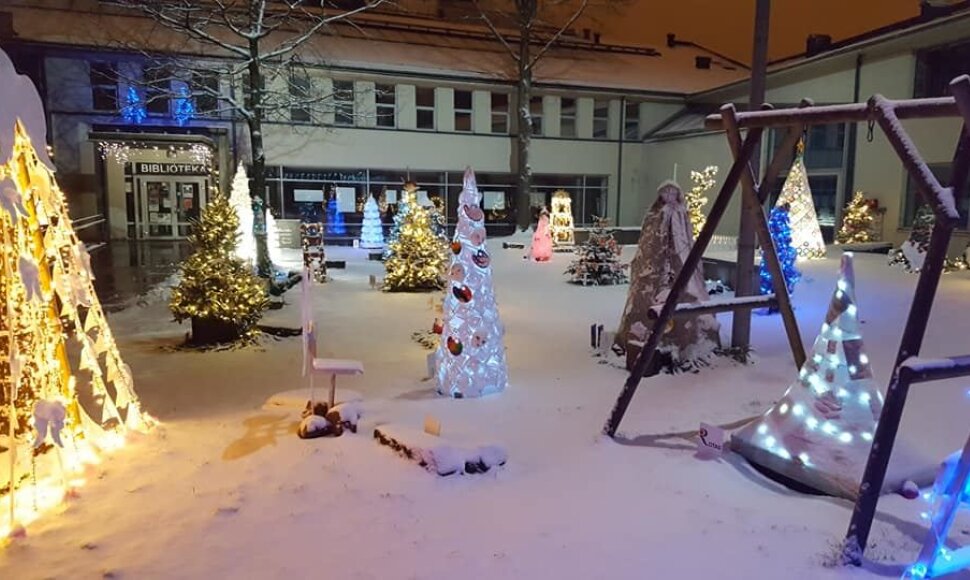 Kalėdinių eglučių alėja I.Simonaitytės bibliotekos kieme